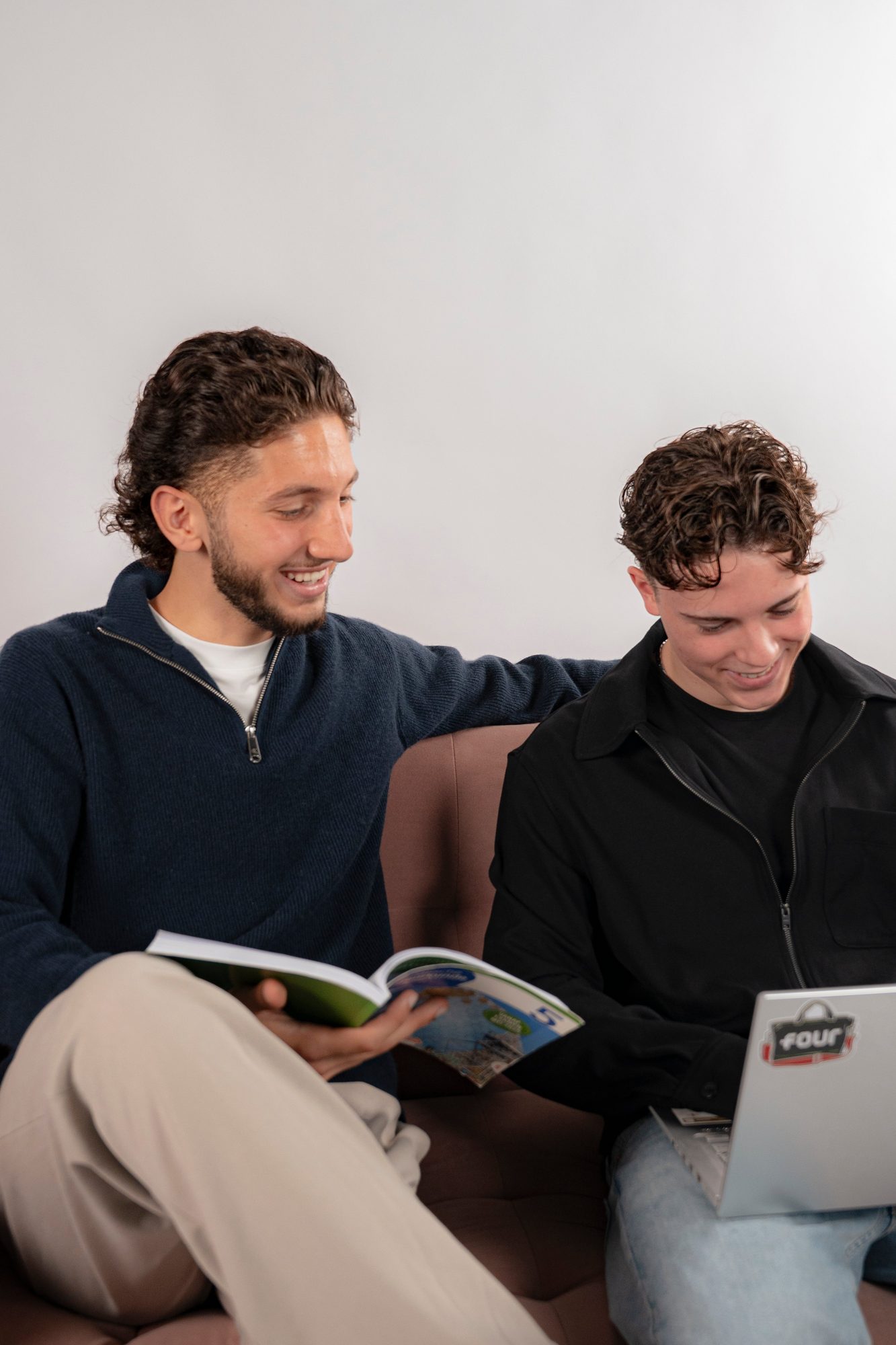 Begeleider legt glimlachend iets uit aan een leerling tijdens 1-op-1 begeleiding